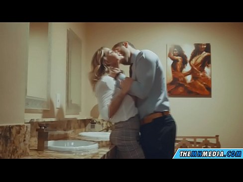 ❤️ Коли грудаста блондинка спокушає вас у громадському туалеті ️ Порно у нас ❌️